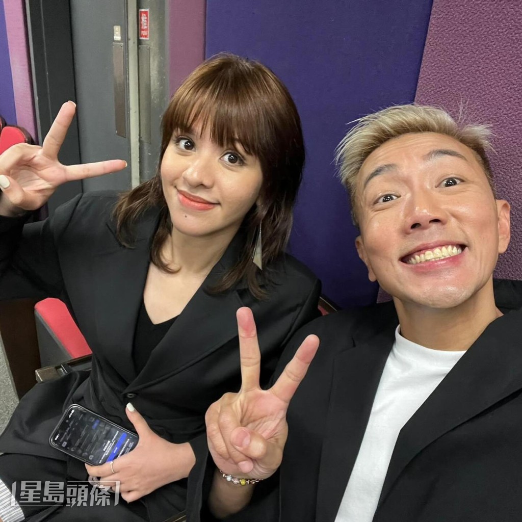 劉浩龍自爆本來已約了一班朋友去泰國睇BLACKPINK演唱會,但因為Bibi入到決賽,故決定取消行程留在香港陪她訓練。 劉浩龍自爆本來已約了一班朋友去泰國睇BLACKPINK演唱會,但因為Bibi入到決賽,故決定取消行程留在香港陪她訓練。