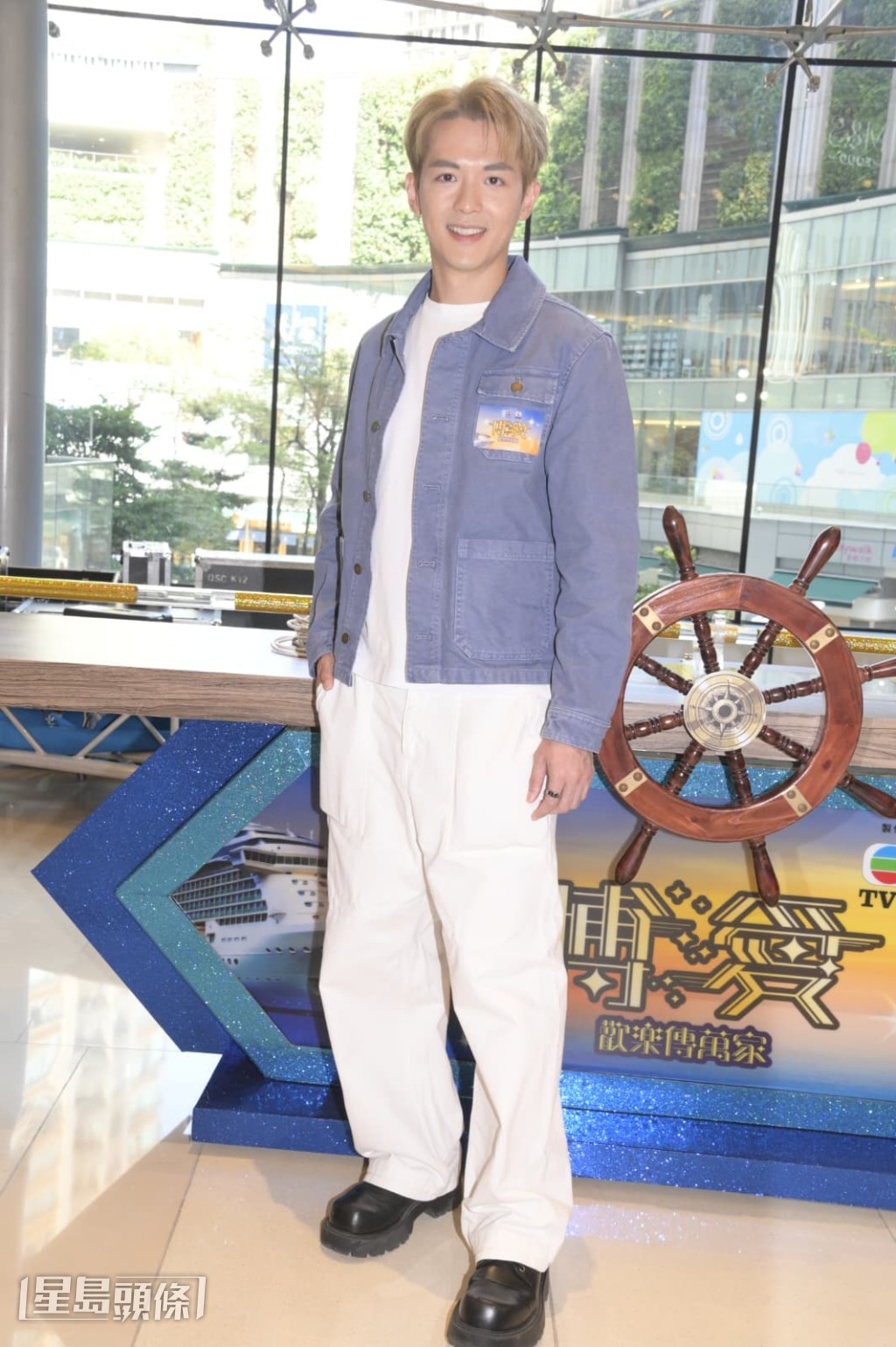 阮浩棕染了一頭金髮。