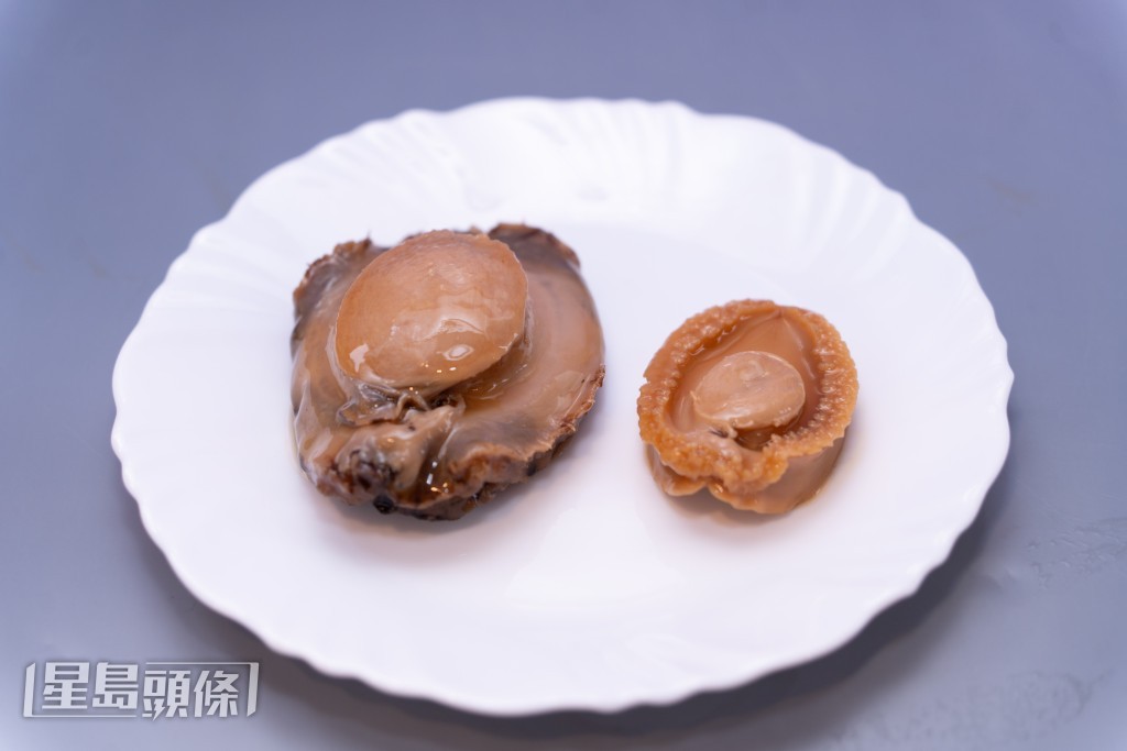 1頭鮑（圖左）與3頭鮑分別很大，頭數越小代表鮑魚越大隻。