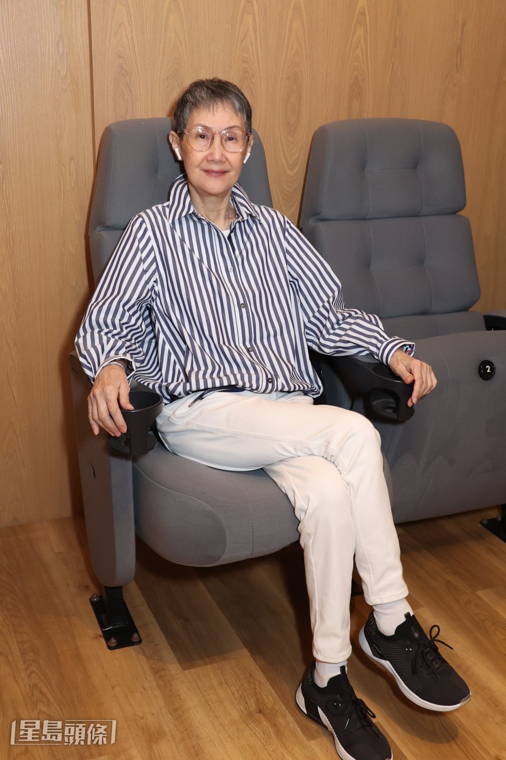 導演大讚李琳琳扮男仔又不會扮到好假,有型亦不失女性味道! 導演大讚李琳琳扮男仔又不會扮到好假,有型亦不失女性味道!