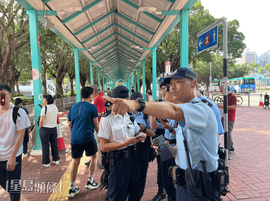 警長阿雄在進行人群控制前向人員講解崗位位置及職責。