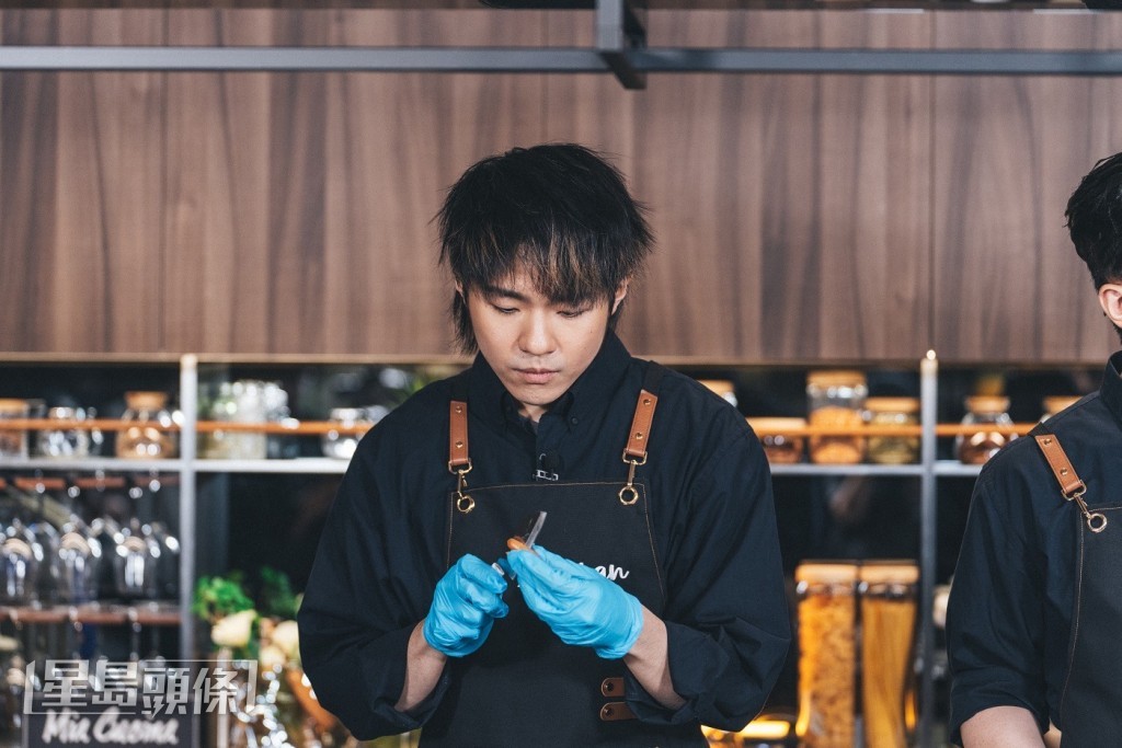 Ian細心製作飯團。 Ian細心製作飯團。