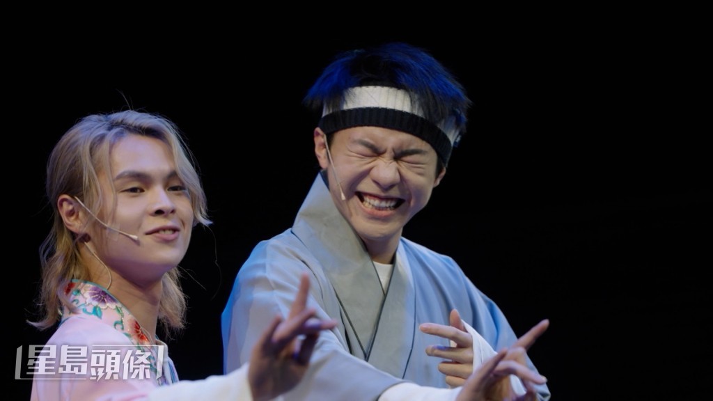 Tiger忘记了自己要接Ian手上的道具杯,随即戳中Ian笑点,令现场笑声不断。 Tiger忘记了自己要接Ian手上的道具杯,随即戳中Ian笑点,令现场笑声不断。