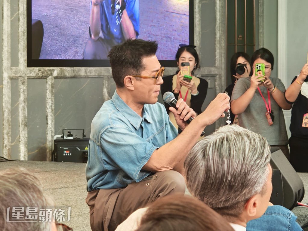 唱到擰頭,非常搞笑。 唱到擰頭,非常搞笑。