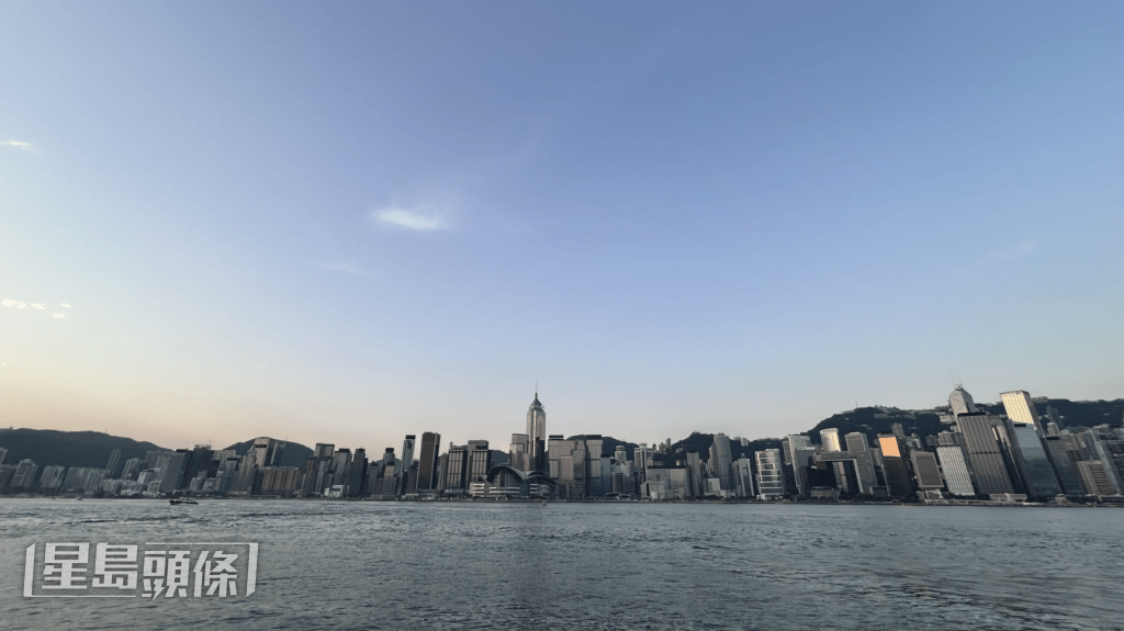 天文台預料，下午部分時間有陽光，天氣極端酷熱，最高氣溫約35°C。蔡楚輝攝