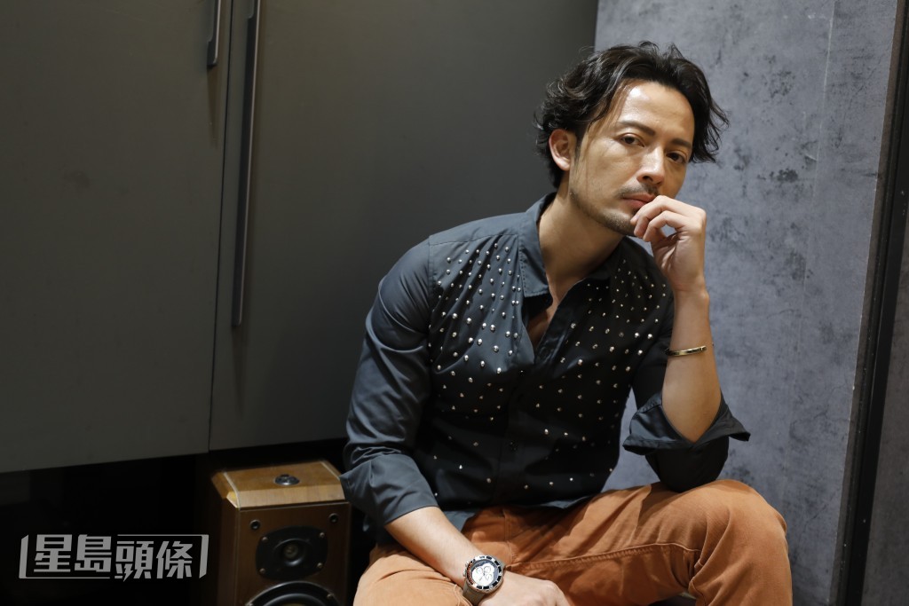 其實Ronny在《新聞女王》、《黑色月光》及《反黑英雄》亦是飾演反派演出。 其實Ronny在《新聞女王》、《黑色月光》及《反黑英雄》亦是飾演反派演出。