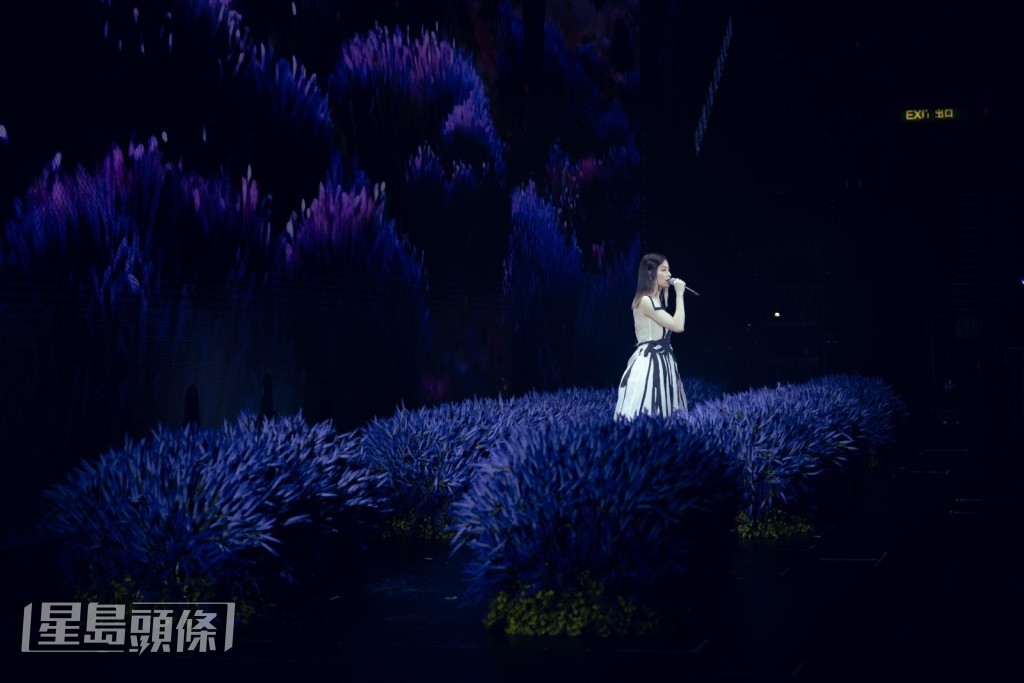 四層高的LED Wall呈現出從日出到日落的薰衣草田美景,同時台上更佈置了巨型薰衣草田裝置。 四層高的LED Wall呈現出從日出到日落的薰衣草田美景,同時台上更佈置了巨型薰衣草田裝置。