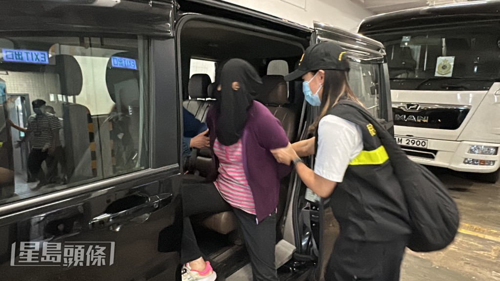 海關拘捕一名涉嫌販賣私煙的67歲中國籍女子。劉漢權攝 海關拘捕一名涉嫌販賣私煙的67歲中國籍女子。劉漢權攝
