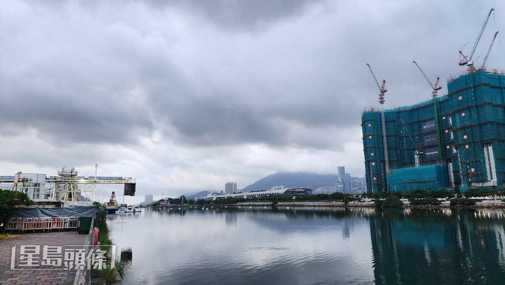 今日有幾陣驟雨。黎志偉攝