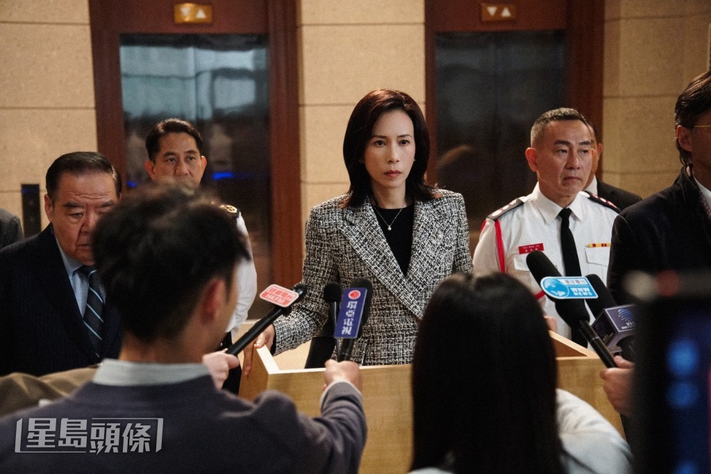Karen飾演的代理特首，好霸氣。