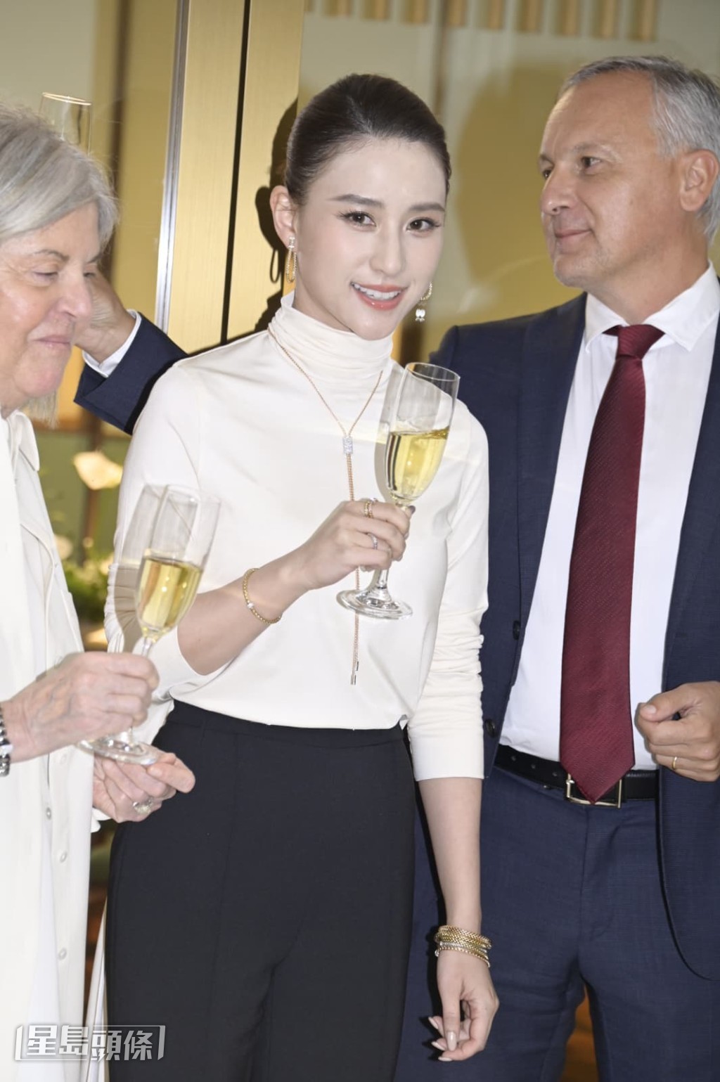 談到是否會跟老公戴情侶款手鈪，她笑說：「跌咗！我有嘗試買返，但都係跌咗！咁我就覺得算啦！」