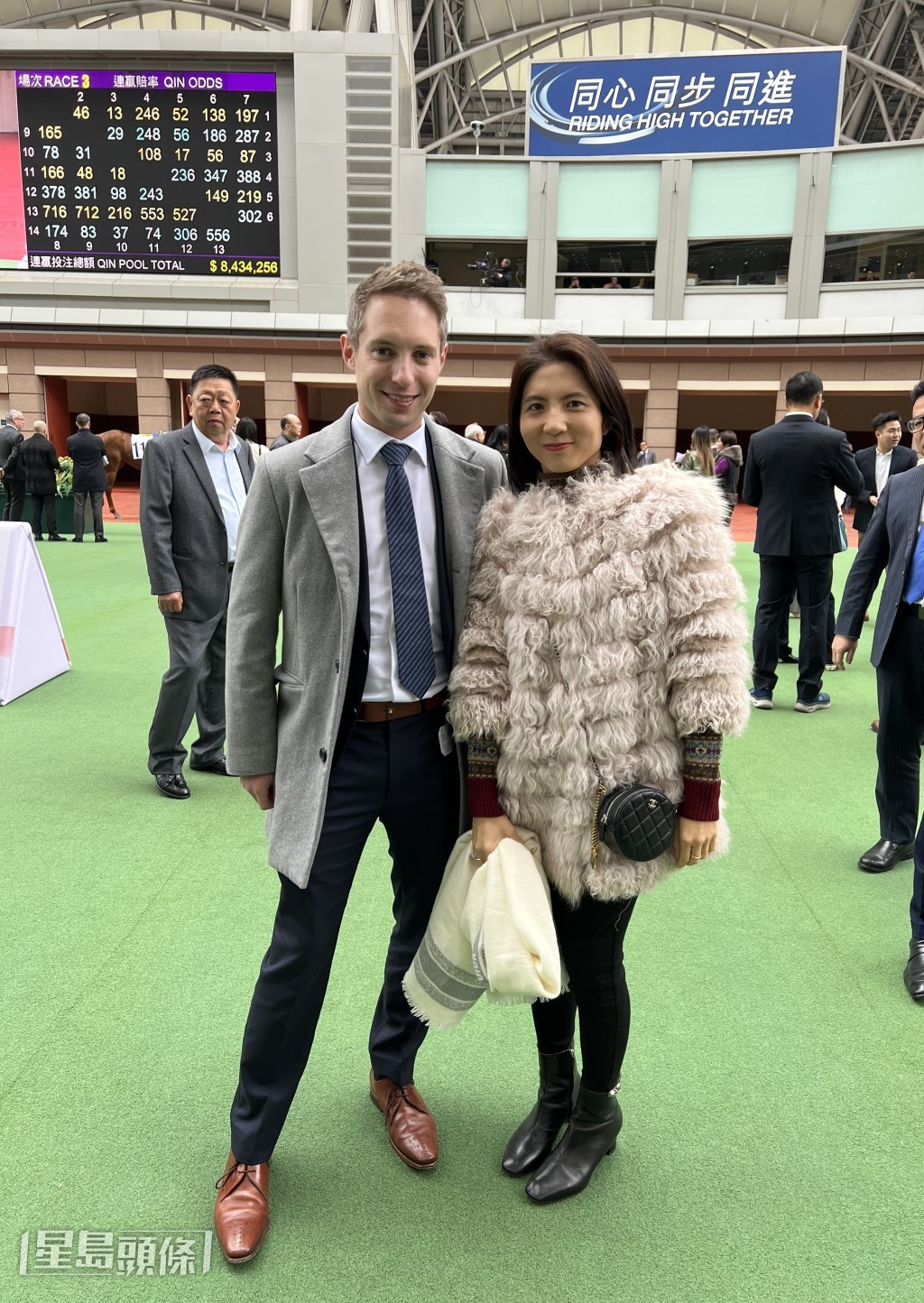 小記與Jamie Piggott在沙田馬場觀賞賽事。 小記與Jamie Piggott在沙田馬場觀賞賽事。