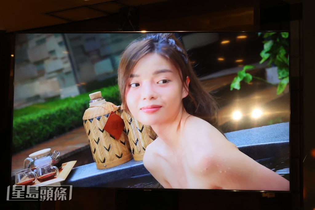 Aeren在節目中有出浴環節。 Aeren在節目中有出浴環節。