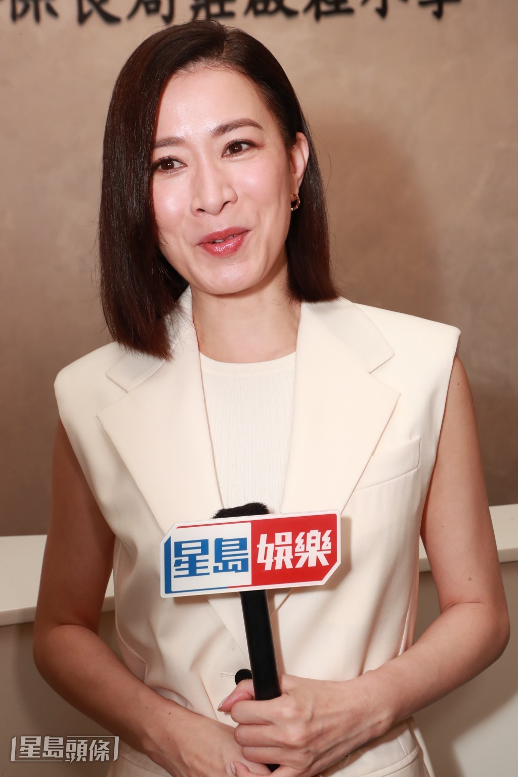 阿佘說放榜時心情緊張,畢業後赴瑞士升學。 阿佘說放榜時心情緊張,畢業後赴瑞士升學。