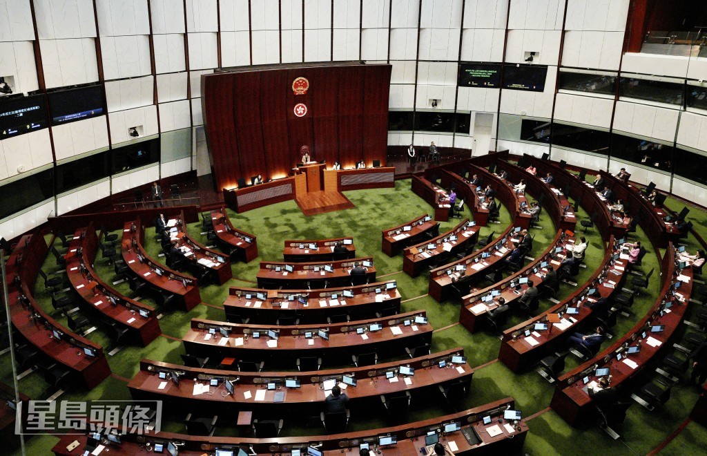 批发及零售界邵家辉今日（10日）在立法会大会上，关注政府会否检讨输入劳工的工资不低于中位工资的规定。欧乐年摄