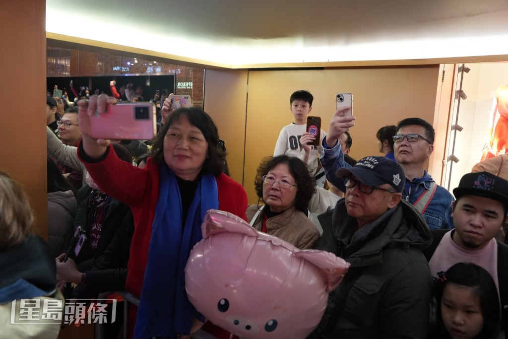 市民提早霸位睇花車巡遊。吳艷玲攝 市民提早霸位睇花車巡遊。吳艷玲攝