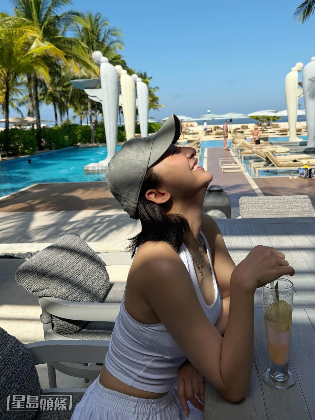 愛旅行及四圍工作的高海寧亦是機場常客，但坦言很少能像拍本劇這樣細細感受香港機場。