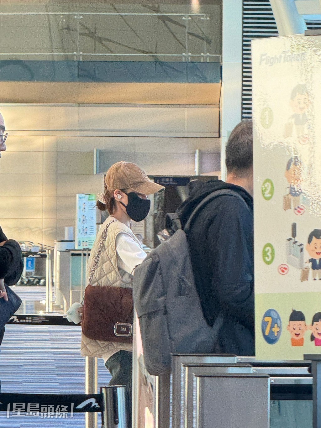 等到登機時間,超蓮即直奔上機。 等到登機時間,超蓮即直奔上機。