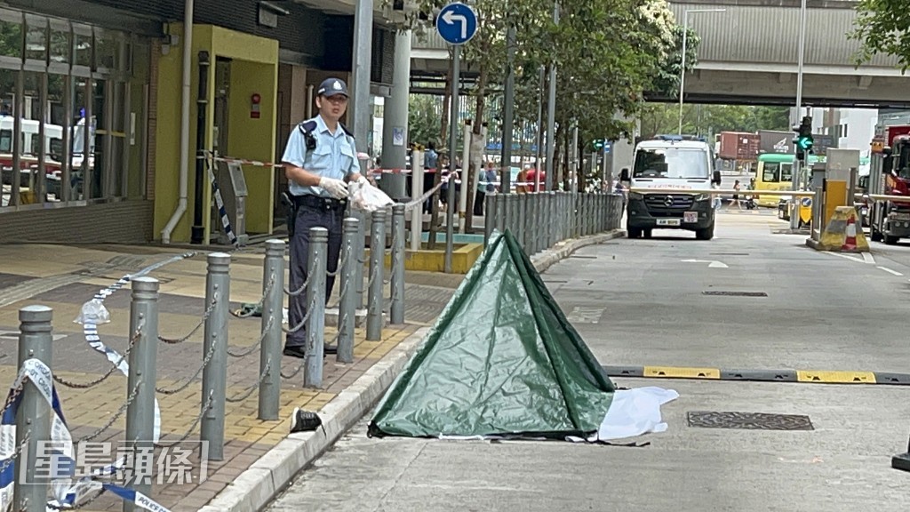 屍體蓋上遮屍帳篷。楊偉亨攝 屍體蓋上遮屍帳篷。楊偉亨攝