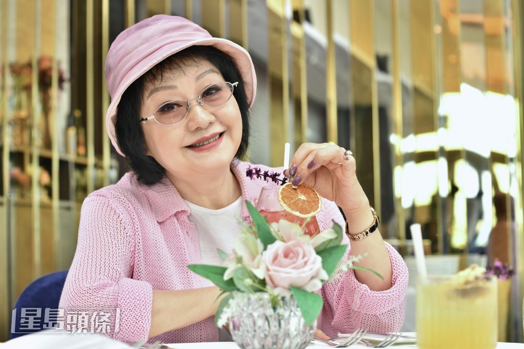 周末的busking，她将会献唱邓丽君名曲《漫步人生路》，向市民传递豁达、乐观、积极的人生哲思。