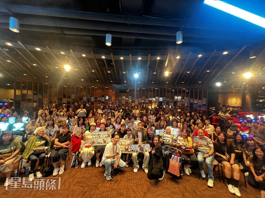 落台與每一位到場的歌迷握手致謝，氣氛熱烈又感動。