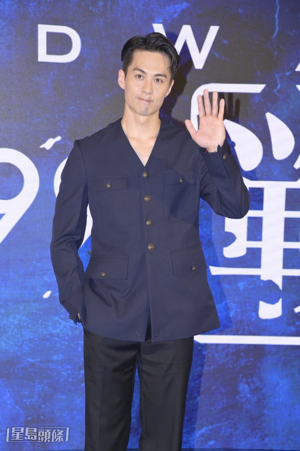 朱鑑然戲中扮演O記反黑隊員。 朱鑑然戲中扮演O記反黑隊員。