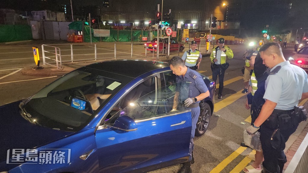 警員在紅磡截獲可疑車輛。