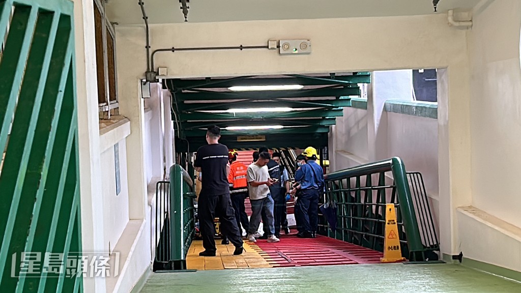 死者救上岸,用白布蓋住。林思明攝 死者救上岸,用白布蓋住。林思明攝
