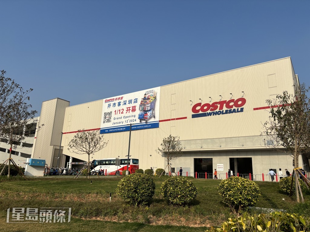 9時許Costco門外已有數萬人排隊。吳艷玲攝