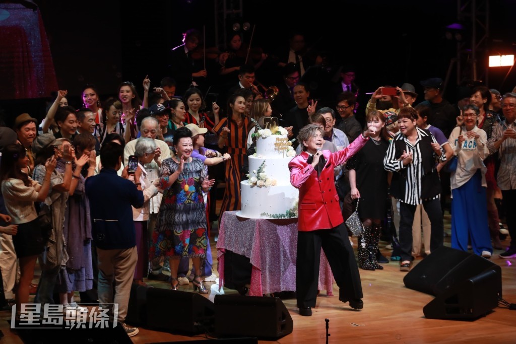 Louie感動哽咽說：「呢50年唔覺得自己好紅，亦唔係賺好多錢，不過呢50年得到呢班友誼，好感恩。」