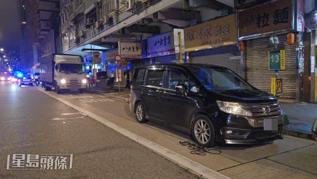 黑色私家車疑死火停在路邊。 黑色私家車疑死火停在路邊。
