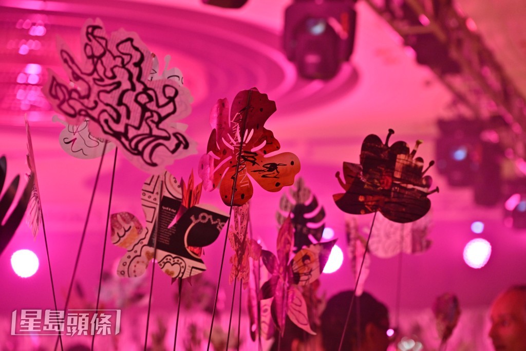 晚宴現場以紙花藝和銀色氣球，營造出歡樂氛圍。
