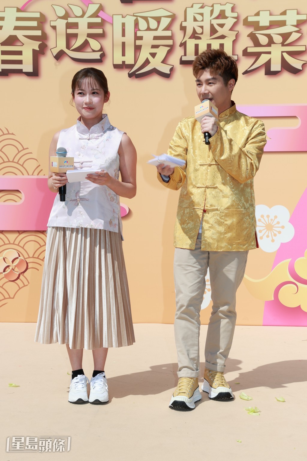 波波今次首次做主持工作,好表示幸好有周奕瑋陪著自己。 波波今次首次做主持工作,好表示幸好有周奕瑋陪著自己。