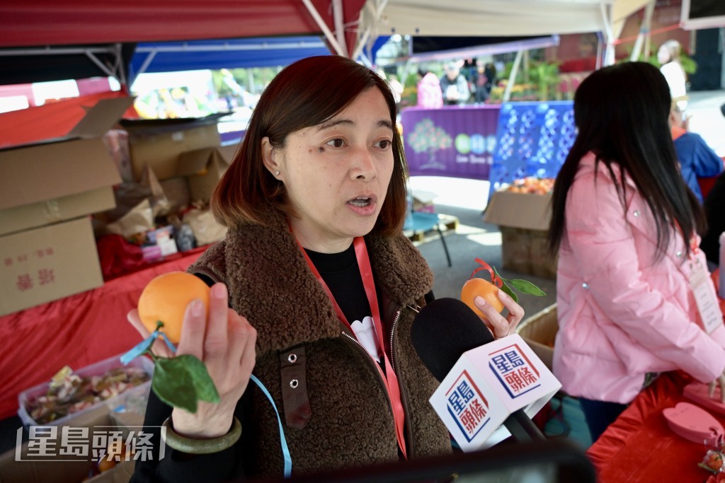 檔主劉女士表示中午人流逐漸暢旺。蘇正謙攝