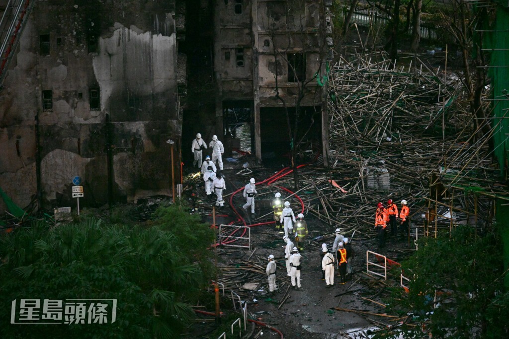 人員身穿全副白色保護衣進入災場。 人員身穿全副白色保護衣進入災場。