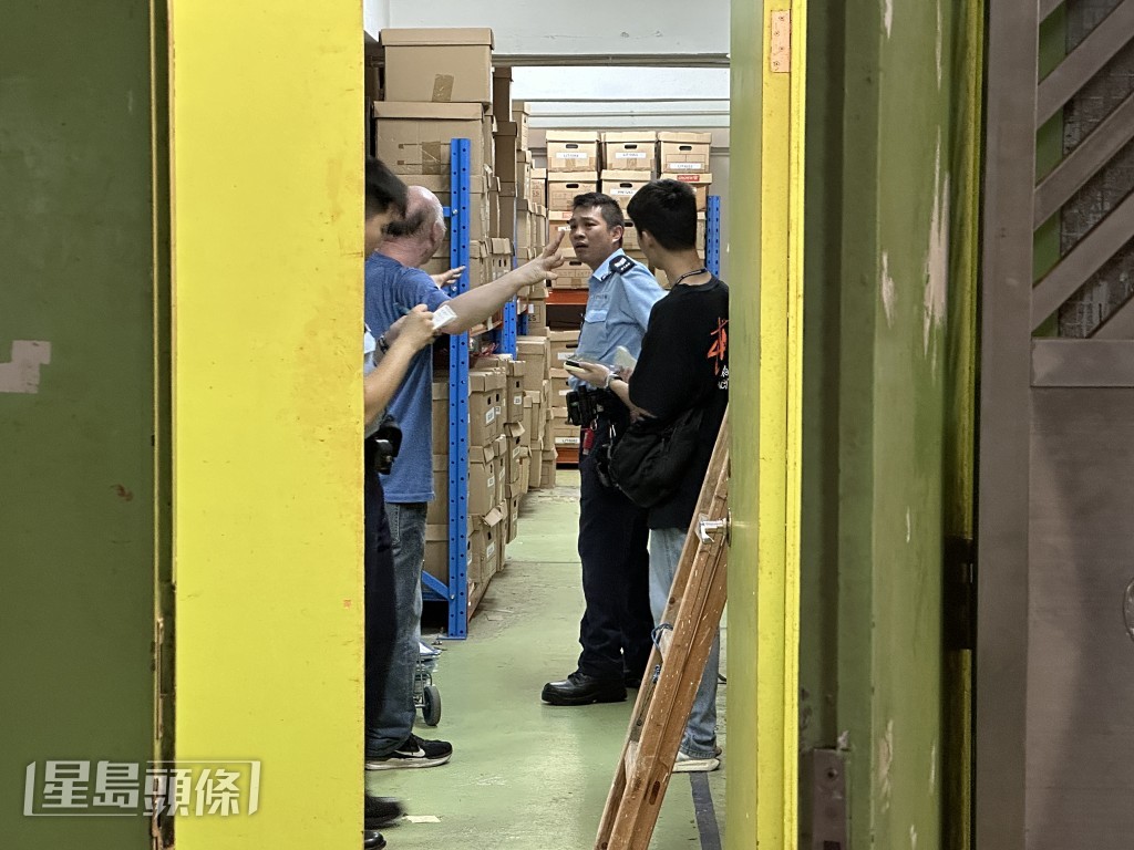 貨倉職員協助警方調查。梁國峰攝