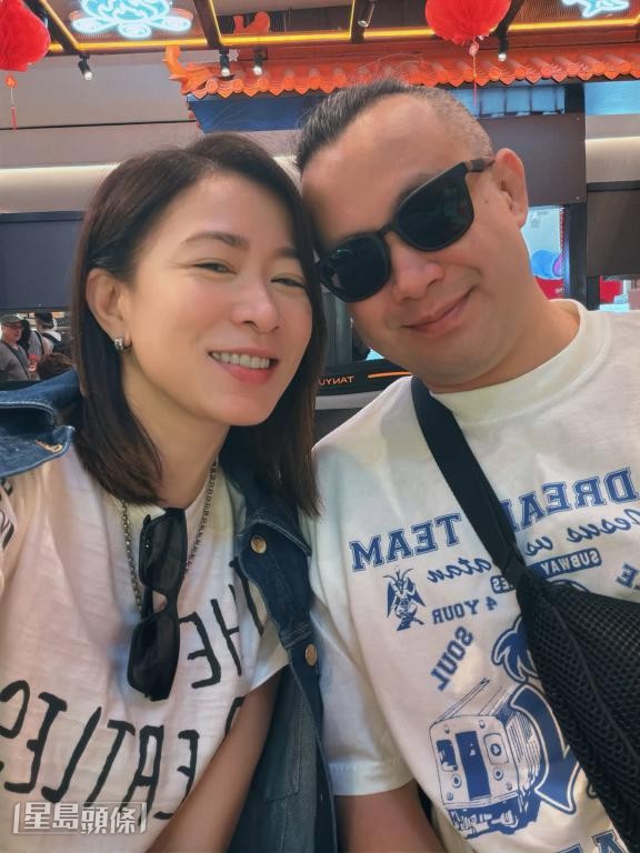 阿佘與胞弟合照。