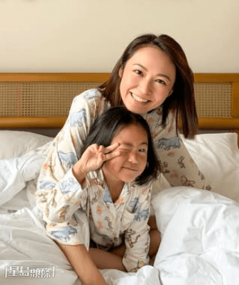 問到社交網都是母女2人的相片，問老公會呷醋嗎？她笑言不會。