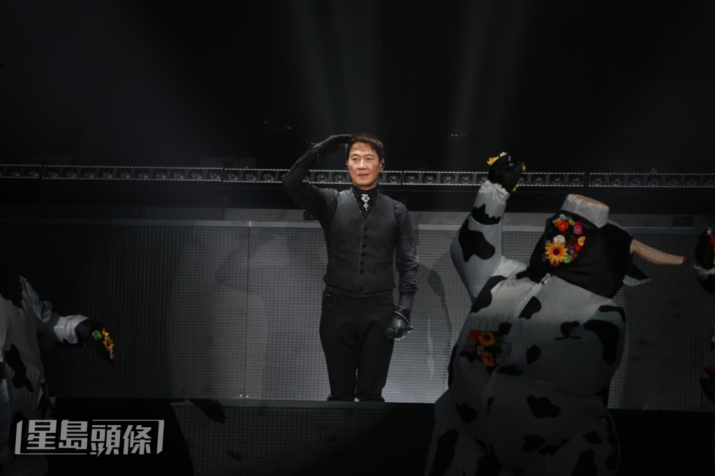 向觀眾講再見。 向觀眾講再見。