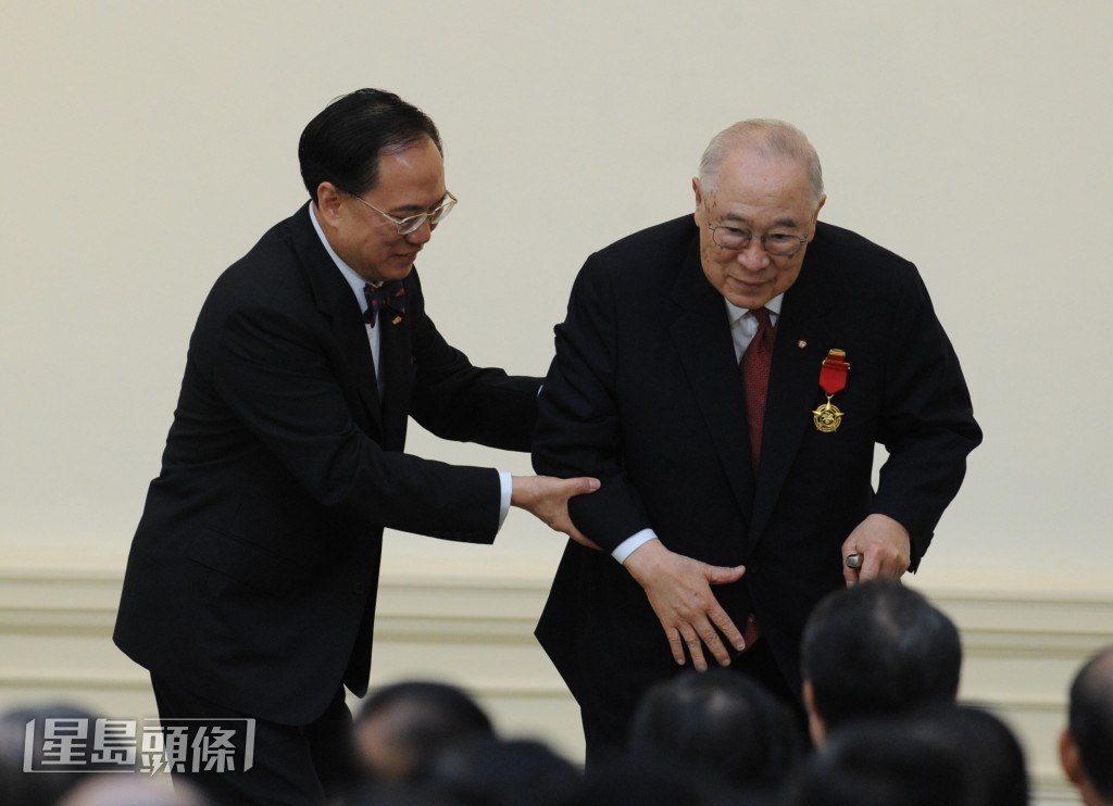伍沾德在2009年獲時任行政長官曾蔭權頒授金紫荊星章。