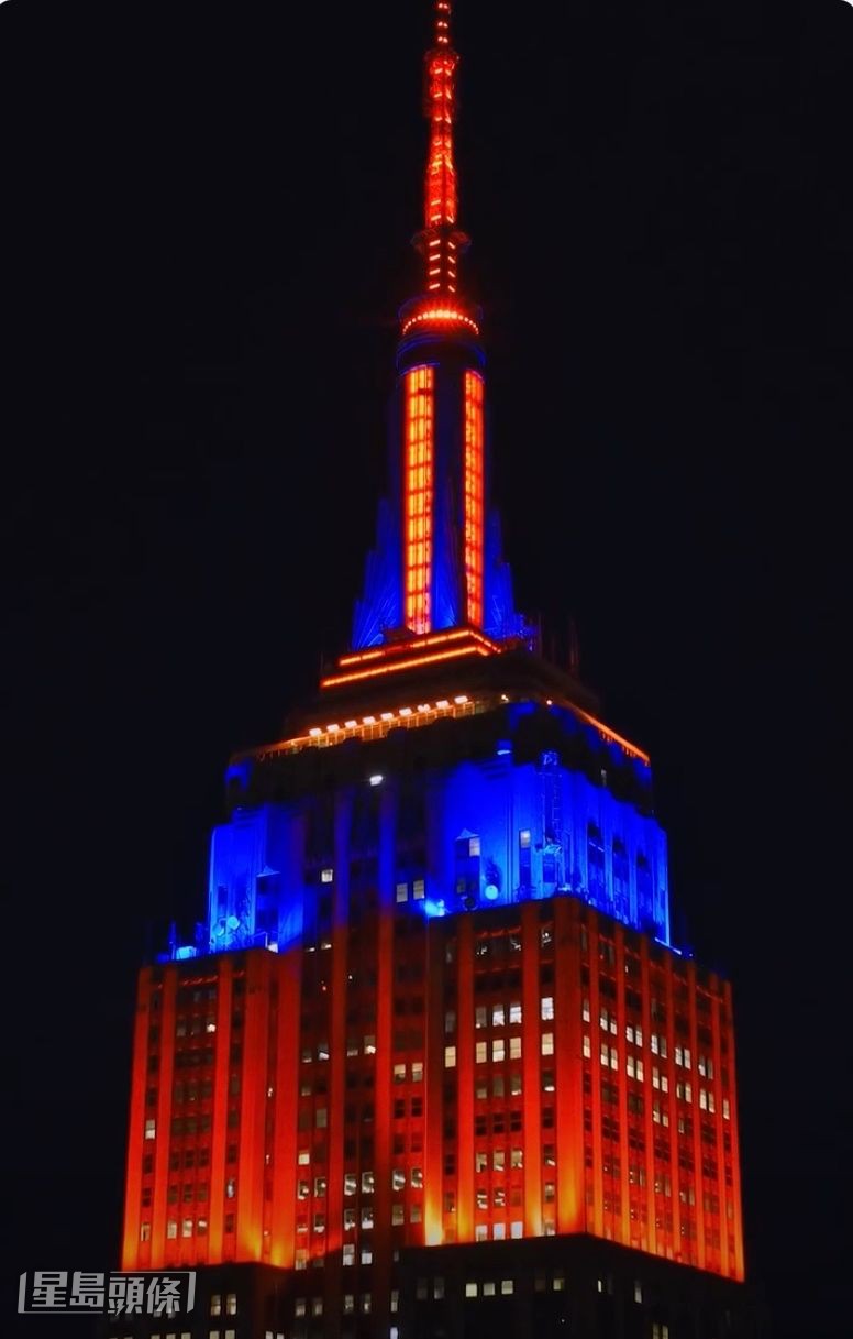 帝國大廈換成「蜘蛛俠」的紅藍色。 帝國大廈換成「蜘蛛俠」的紅藍色。