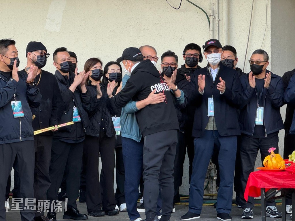 更主動走到有份主辦今次演唱會的英皇集團主席楊受成博士前擁抱對方。