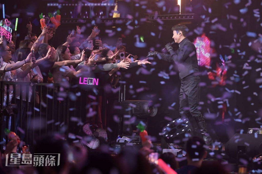 Leon不時走行粉絲群握手。