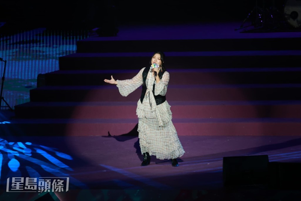 同場還有鄧小巧。
