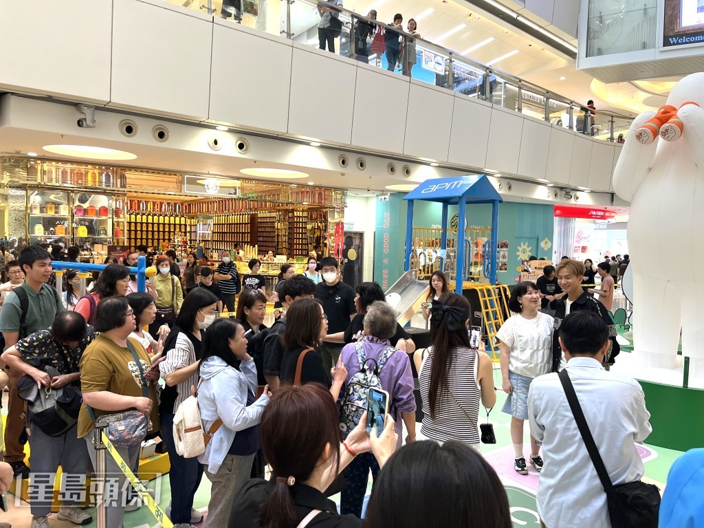 與粉絲逐一合照，大批「吉S粉」排起人龍，相當守秩序。