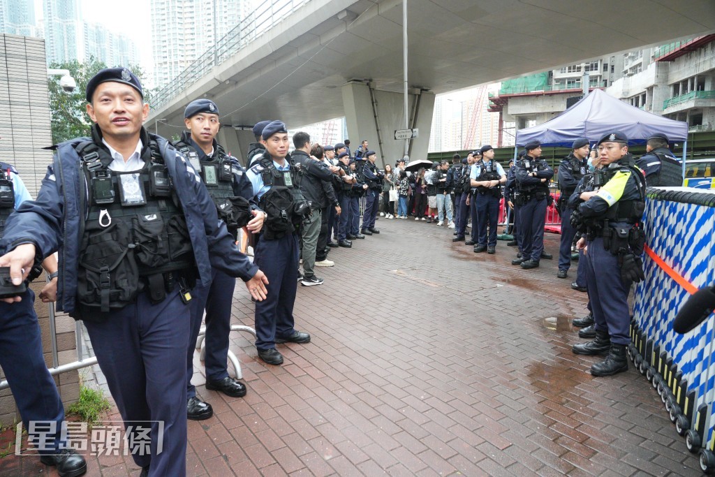 大批警員駐守庭外。歐樂年攝