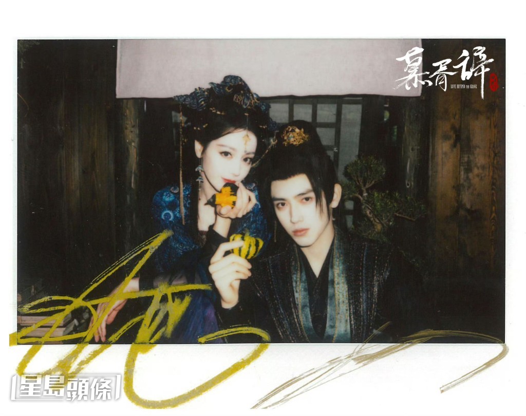 《白日提灯》「姐狗恋」设计超吸引!| 拍立得风格照片。照片中男女主角(迪丽热巴、陈飞宇)身穿古装,各拿著一个老虎造型的物品,照片下方有演员的签名。 《白日提灯》「姐狗恋」设计超吸引!| 拍立得风格照片。照片中男女主角(迪丽热巴、陈飞宇)身穿古装,各拿著一个老虎造型的物品,照片下方有演员的签名。