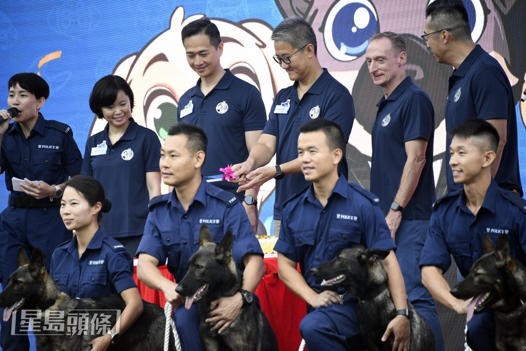 蕭澤頤（中）與警犬隊合照。楊偉亨攝