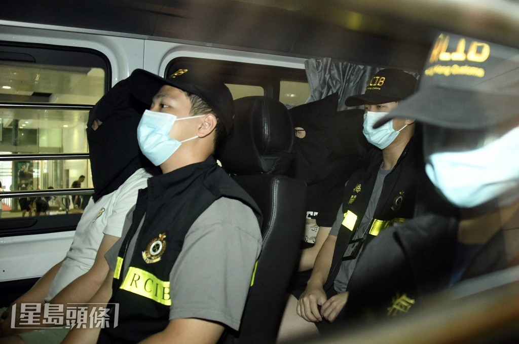 海關拘捕兩名涉案男子。楊偉亨攝 海關拘捕兩名涉案男子。楊偉亨攝