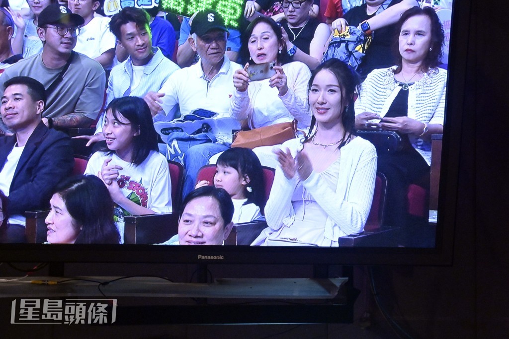王祖藍的媽媽、太太李亞男和兩個女兒亦有到場欣賞。